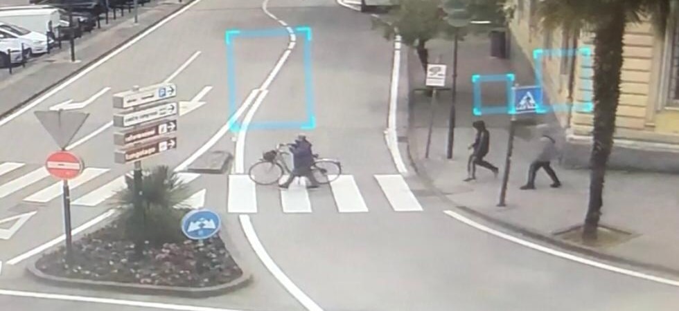 Scippano una signora rubandole la borsa: catturati in soli 10 minuti due minorenni